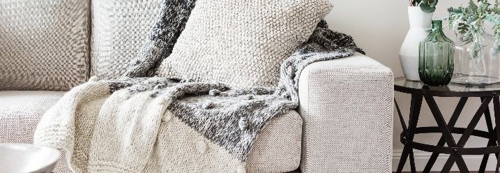 Decke und Kissen auf Sofa